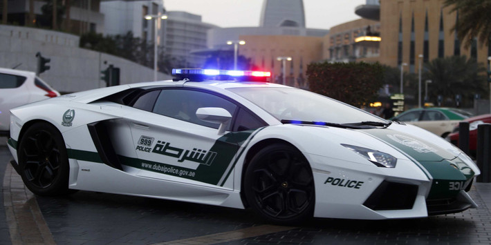 Trong đó, Dubai nổi tiếng là thành phố giàu có. Cảnh sát ở đây thường dùng các loại xe sang để đi tuần như Ferrari, Audi, Bugatti, Lamborghini.