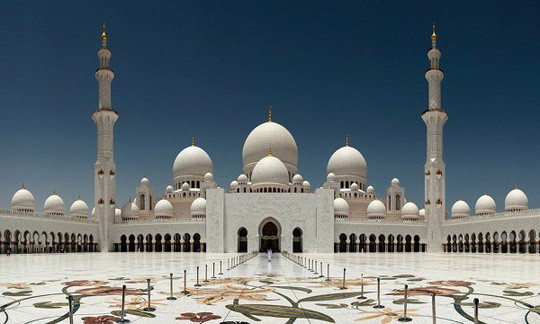 Nhà thờ Sheikh Zayed là một trong 10 thánh đường Hồi giáo lớn nhất thế giới có sức chứa lên tới 40.000 người. Nơi đây được thiết kế với hai chất liệu chủ đạo là cẩm thạch Hy Lạp và vàng.