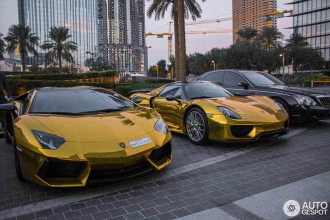 Siêu xe là điều quá bình thường ở Dubai. Vì thế, giới giàu có ở đây thể hiện đẳng cấp của mình bằng cách dát vàng toàn bộ xe.