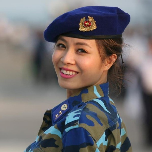 Nữ MC Hoàng Linh được nhiều người yêu mến bởi cách dẫn dắt chương trình tự nhiên, thông minh, duyên dáng. Hình ảnh của cô gắn liền với chương trình “Chúng tôi là chiến sĩ”.