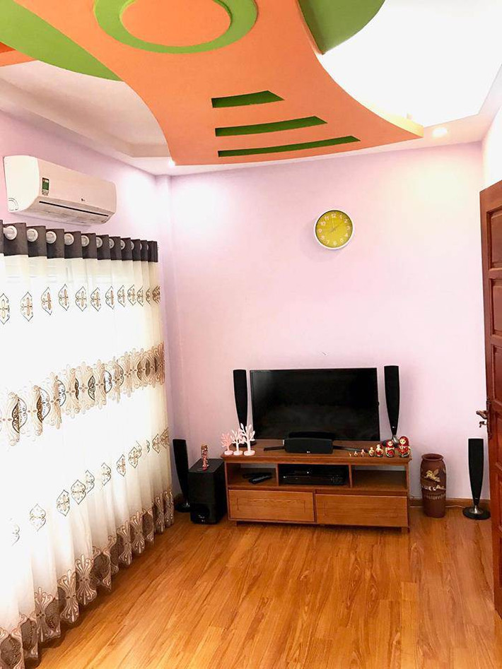Góc còn lại của phòng khách là kệ và ti vi.