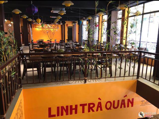 Cũng giống như trong phim, quán ngoài đời thực cũng được chia thành 2 tầng. Ảnh: Foody.