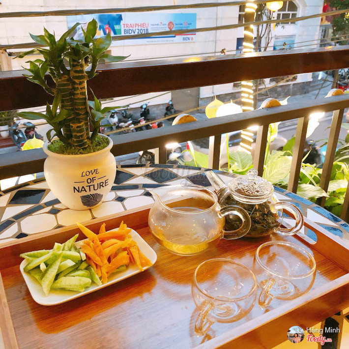 Nhờ không gian đẹp mắt, đồ uống thú vị, "quán trà chị Huệ" đã trở thành một địa điểm check-in được giới trẻ ưa chuộng giữa lòng thành phố Hà Nội. Ảnh: Foody.