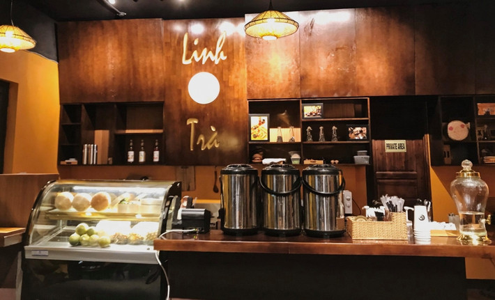 Khu vực quầy bar phục vụ trà còn có cả bánh ngọt ăn kèm. Ảnh: Homeaz.
