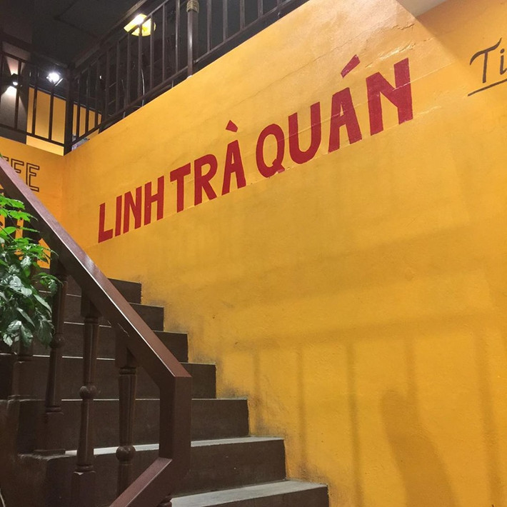 Cầu thang dẫn lên tầng 2 của quán. Ảnh: Homeaz.
