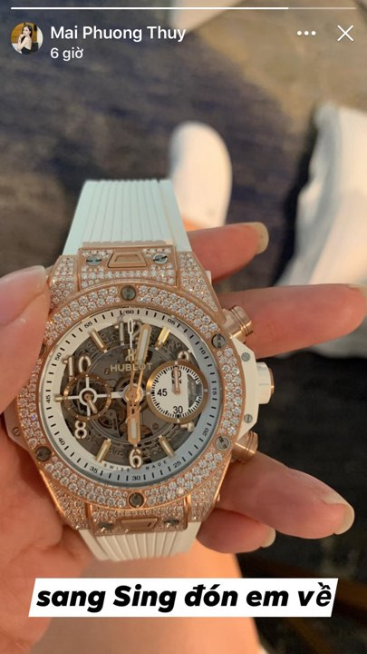 Mới đây, Mai Phương Thúy lại khoe tậu được chiếc đồng hồ hàng hiệu Hublot khi lặn lội sang tận Singapore để mua. Ảnh: Dân Việt.