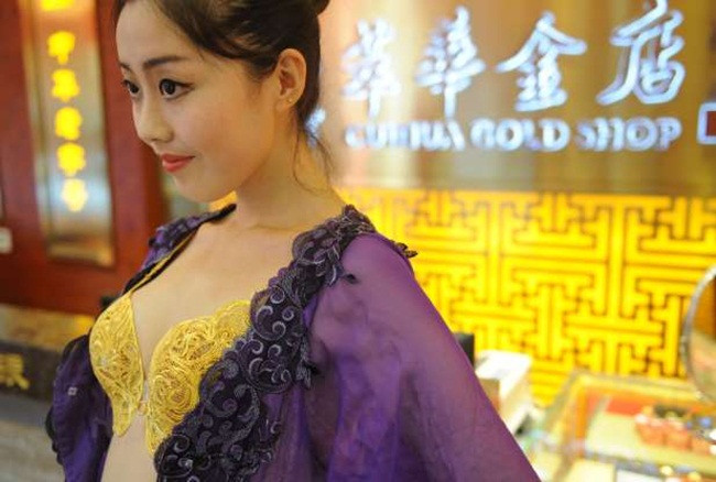 Một người mẫu mặc bikini làm từ vàng nặng 4kg tại Trung Quốc.