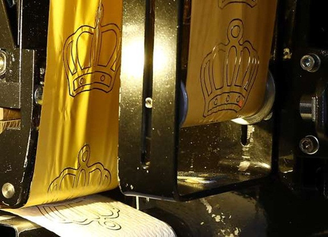 Giấy vệ sinh với họa tiết vàng 24 karat được giới thiệu ở Đức năm 2014. Mỗi cuộn giấy kiểu này sẽ có họa tiết tùy theo nhu cầu và giá bán 250 USD/cuộn.