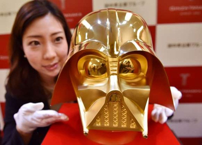 Mặt nạ Darth Vader được làm từ vàng nguyên chất trưng bày ở cửa hàng trang sức Tanaka Kikinzoku tại Tokyo nhân dịp đánh dấu 40 năm series phim ăn khách Star Wars