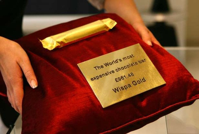 Một trong những loại chocolate có giá đắt nhất thế giới là Wispa Gold. Loại chocolate này được phủ ngoài là vàng lá nguyên chất và bên trong là lớp vàng lá ăn được.
