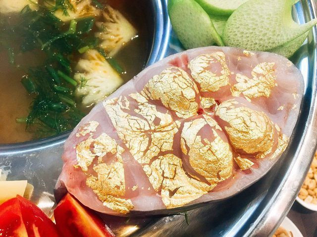 Nguyên liệu để chế biến ra món ăn đặc biệt này gồm nước lẩu măng chua, cá lăng được dát miếng vàng lá 24k lên trên. Ảnh: Vietq.