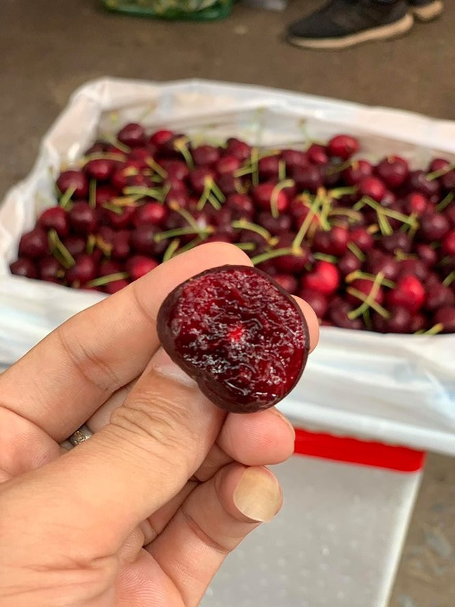 Trước lo ngại của nhiều người về cherry Trung Quốc, anh Minh Quang, chủ cửa hàng hoa quả trái cây nhập khẩu chia sẻ trên báo Tiền phong: “Chúng tôi có giấy tờ nhập khẩu qua đường hàng không của đại lý phân phối. Giờ cherry Mỹ rẻ ngang cherry Trung Quốc nên không ai nhập hàng Trung Quốc về bán".