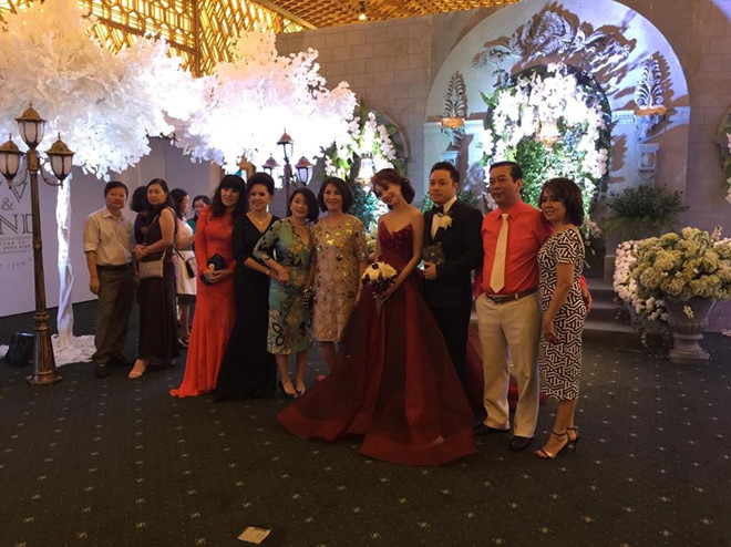 Không gian tiệc cưới của cặp đôi được trang hoàng như một lâu đài cổ, ngập tràn sắc trắng của hoa hồng.