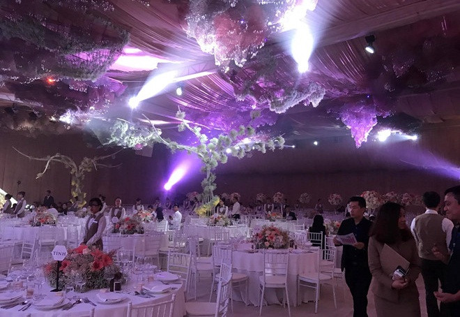 Trần của GEM lúc này được trang trí tỉ mỉ bởi những chùm hoa và pha lê gắn kết tinh tế và khéo léo.