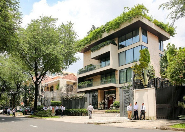 Hoa hậu Đặng Thu Thảo kết hôn với doanh nhân Trung Tín vào tháng 10/2017. Đến nay, cặp đôi đã trải qua 2 năm hôn nhân vô cùng hạnh phúc. Từ sau khi sinh con gái đầu lòng là bé Sophie, Đặng Thu Thảo lui về hậu trường chăm sóc cho gia đình nhỏ. Cô hạn chế xuất hiện với những hình ảnh lộng lẫy ở các sự kiện, mà chỉ góp mặt trong trang phục thanh lịch, hoặc đơn giản khi bị bắt gặp đưa con đi chơi.