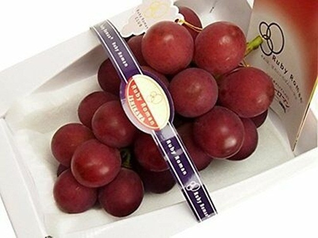 Năm 2008, khi chùm nho Ruby Roman đầu tiên được đưa ra thị trường, nó được mua với giá 100.000 yên/chùm (~21 triệu đồng) nặng 700g.