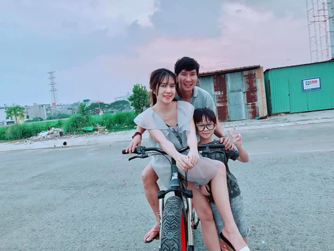 Do căn biệt thự nằm ở ven đô cho nên nam ca sĩ thường đem cả gia đình ra đây để đạp xe.