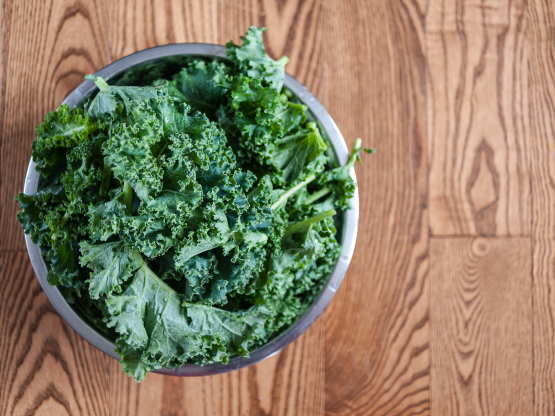 Cải xoăn (kale) cũng là thực phẩm chứa rất ít calo, nhưng lại chứa gần 3 gram protein và 2,5 gram chất xơ mỗi khẩu phần. Ngoài ra, cải xoăn cũng là một trong số ít các loại thực phầm chứa axit béo omega-3 (chất dinh dưỡng chủ yếu có trong một số loại cá) cùng nhiều loại vitamin và folate.
