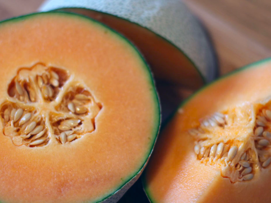 Dưa vàng có chứa beta-carotene rất tốt cho mắt. Mỗi khẩu phần dưa vàng sẽ cung cấp kali cùng 100% lượng vitamin A và C cần thiết mỗi ngày. 95% dưa vàng là nước, vì thế mỗi khẩu phần cũng chỉ cung cấp khoảng 55 calo.
