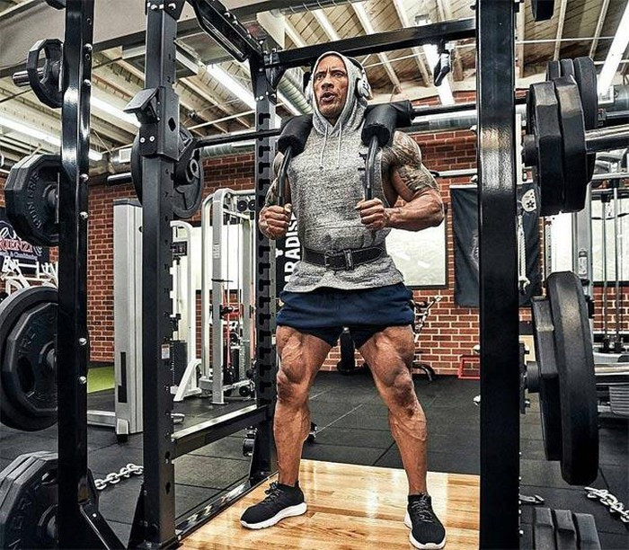 Các bài tạ nặng với số rep và set nhiều, kết hợp circus training giúp The Rock đốt mỡ cạn kiệt và tăng cơ bắp tối đa.