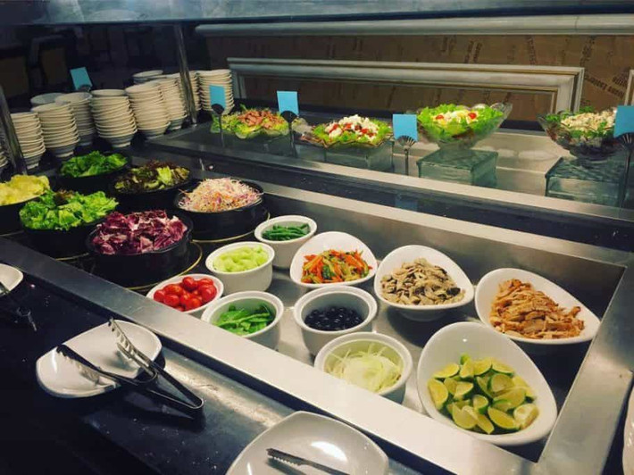 Ngoài ra, bạn cũng nên chọn những món ít gây no và ngán nhất để có thể kéo dài thời gian như sò, ốc, cá, ghẹ...hay các loại rau tươi như xà lách, cải mầm.