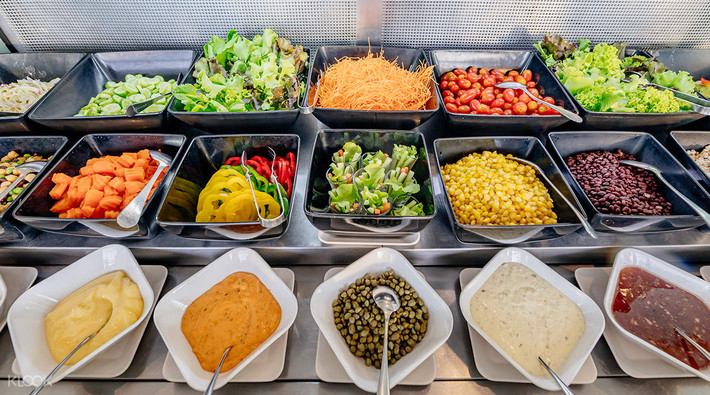 Các món ăn trong tiệc buffet thường được sắp xếp có ý đồ nhằ đánh lừa thực khách. Vì vậy, trước khi chọn đồ ăn nên đi một vòng để xem ăn món gì trước.