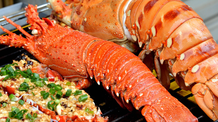 Lưu ý, nên thưởng thức các món ăn đắt tiền trước như tôm hùm, cua, ghẹ, hàu, bò Kobe...Đây là chính mẹo nhanh lấy lại vốn nhất.