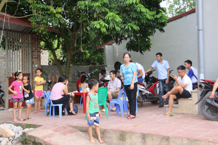 Các 'fan' của bà Tân vượt hàng chục tới hàng trăm km để gặp bằng được người phụ nữ có sức hấp dẫn kỳ lạ này. Có những người trong số này đến từ Hải Phòng, Bắc Ninh, hay gần nhất là TP. Bắc Giang.