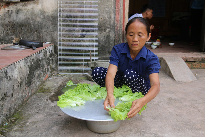 Bà Tân trang trí mâm bày thức ăn sao cho đẹp mắt.