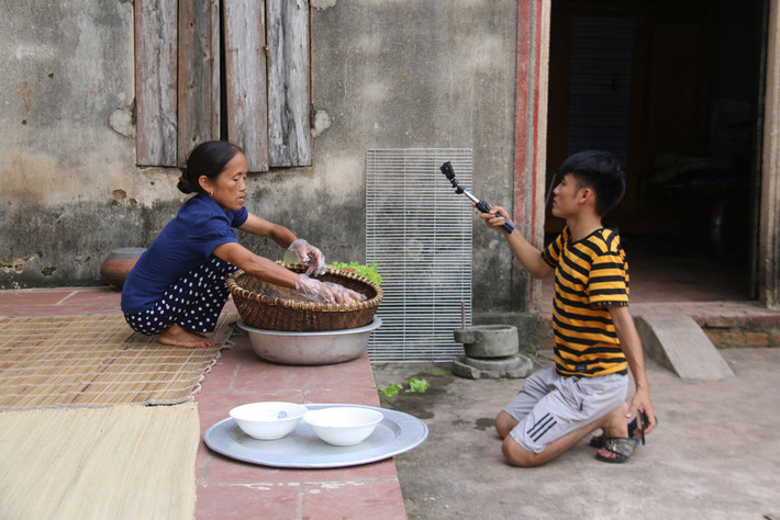 Bằng những thiết bị rất đơn giản, anh Hưng - con trai bà Tân là người đứng sau đạo diễn tất cả các clip của mẹ.