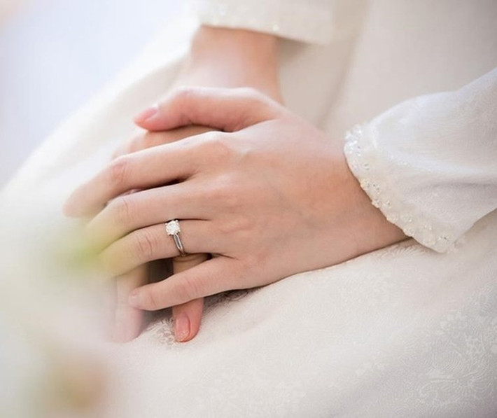 Trong lễ hỏi, chiếc nhẫn đính hôn lần đầu lộ diện. Theo giới chuyên gia, mẫu nhẫn đính hôn của Hoa hậu Thu Thảo có đính kim cương mang kích thước lớn, trên dưới 9 ly và có giá trị khoảng nửa tỷ.