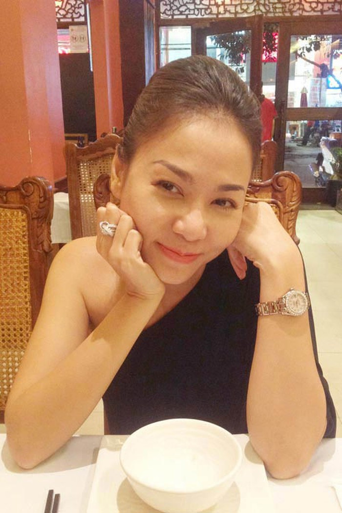 Trong khi đó, Thu Minh từng khiến dư luận tán xôn xao về chiếc nhẫn đính hôn trị giá 6 tỷ do chồng Tây tặng.