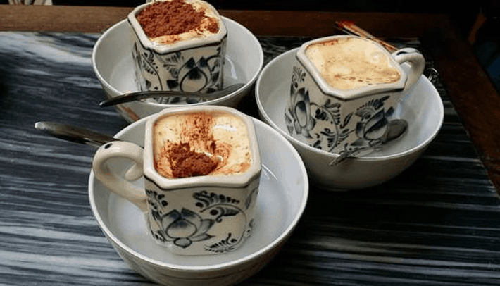 Tách cà phê trứng và cacao trứng được đặt trong bát nước nóng để giữ ấm cho đồ uống giống như cách phục vụ tại Hà Nội. Giá mỗi tách cà phê trứng ở đây là 480yen (100.000 đồng).