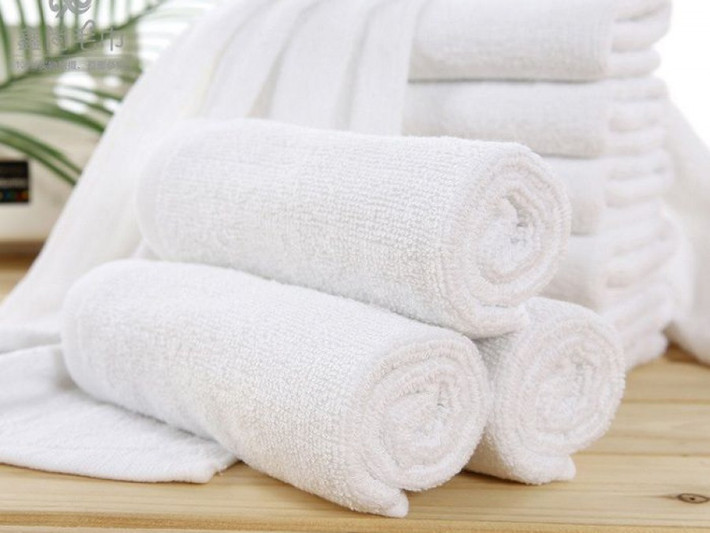 Chúng mang vô số những mầm bệnh như hắc lào, lang ben, viêm da, mụn nhọt…Những chiếc khăn này thường được giặt đồng loạt trong dung dịch nước tẩy mạnh nên vô cùng độc hại đối với làn da.