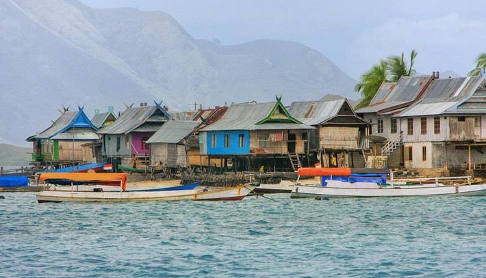 Nhiều ngôi nhà dành cho khách du lịch đã được người dân xây dựng ở bờ biển, và máy phát điện cũng xuất hiện. Cư dân ở đảo không đồng tình với kế hoạch di dời đi nơi khác của chính quyền. Ảnh: Getty.