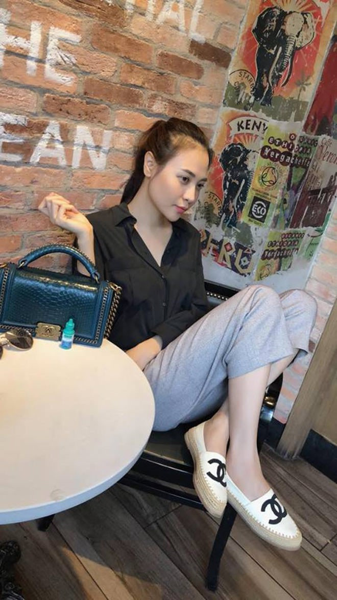 Riêng với túi xách, cô có hẳn một bộ sưu tập từ vài chục đến hàng trăm triệu đồng.