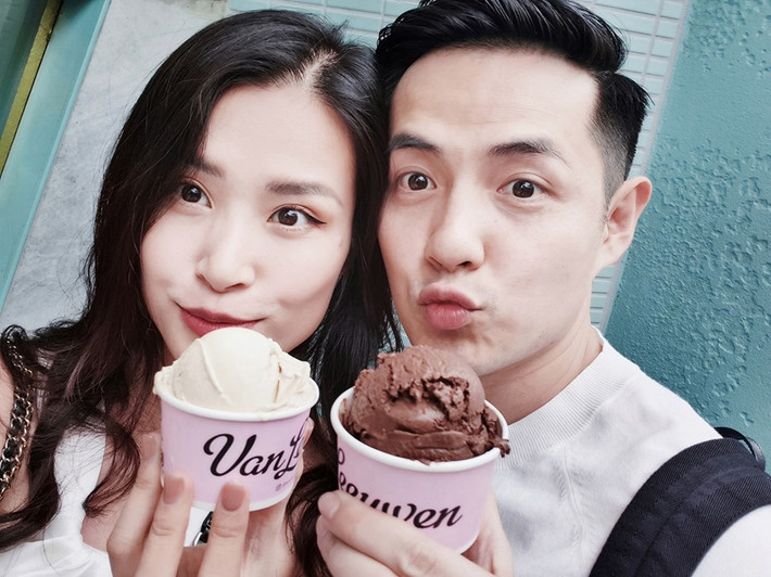 Hiện tại, Đông Nhi cùng Ông Cao Thắng quản lý một công ty giải trí lớn mạnh trong showbiz, đỡ đầu cho nhiều ca sĩ trẻ.