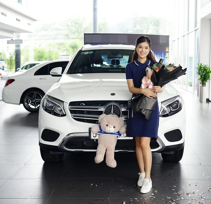 Mới đây, Hoàng Yến Chibi tậu xế hộp thuộc dòng Mercedes đời mới nhất, có giá gần 2 tỷ đồng. Ảnh: Dân Việt.
