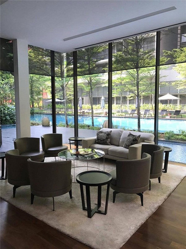 Bên cạnh bất động sản tiền tỷ ở Việt Nam, nhiều sao Việt còn sở hữu những căn biêt thự triệu USD ở nước ngoài để tiện nghỉ ngơi sau mỗi lần qua đây lưu diễn. Tháng 9/2017, Lý Nhã Kỳ mạnh tay chi 100 tỷ đồng để trở thành chủ sở hữu của một căn penthouse tại khu Orchard, Singapore.