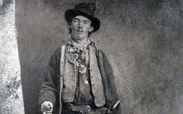 6. Bức ảnh cũ kỹ Billy the Kid - tỷ phú William Koch. Chi phí: 2,3 triệu USD (hơn 53 tỷ VND). Vào năm 2011, tỷ phú William Koch đã giành được viên ngọc quý khi ông trả 2,3 triệu đô la cho bức ảnh duy nhất còn lại trên thế giới về nhân vật nổi tiếng Billy the Kid.