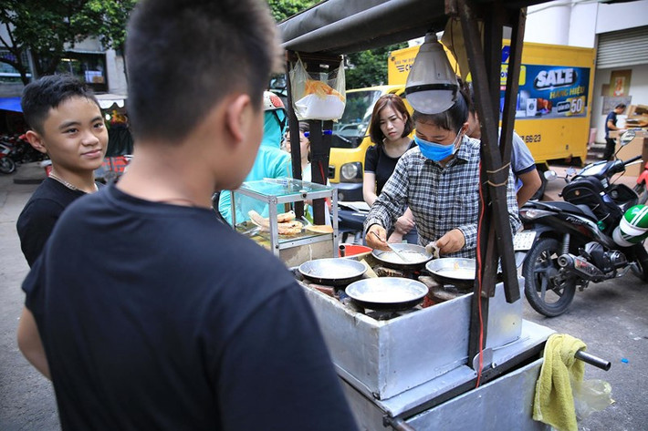 Xe bánh nướng của chị Phương (quận 5, TP.HCM) nhiều ngày nay trở nên quá tải vì lượng người mua quá đông.