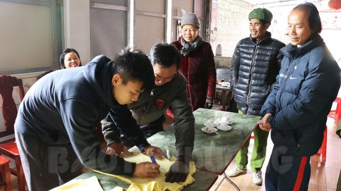 Rất nhiều người hâm mộ đến tận nhà để xin chữ ký của Văn Thanh. Ảnh: Baohaiduong.