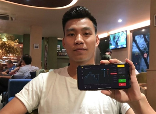 Mới đây, Văn Thanh gây chú ý vì từng quảng cáo cho Binomo, mô hình tiềm ẩn nhiều rủi ro tài chính, có điểm tương đồng với cờ bạc mà nhiều nước đã cảnh báo, hạn chế hoặc là cấm. Ảnh: Baovanhoa.
