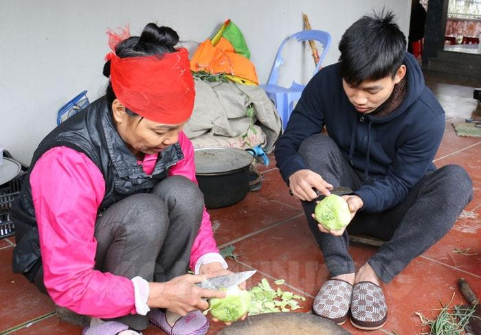 Góc bếp đơn sơ - nơi hậu vệ Văn Thanh giúp mẹ chuẩn bị nấu ăn. Ảnh: Baohaiduong.