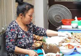 Trước kia, quán bún ngan bà Nhàn ở gần hồ Gươm, sau mới chuyển vào ngõ Trung Yên như bây giờ. Khi những clip cô chủ "chửi khách như hát hay" được lan truyền trên mạng thì quán mới được nhiều người chú ý tới. Rồi quán cứ ngày một đông lên, khách xếp hàng nườm nượp.