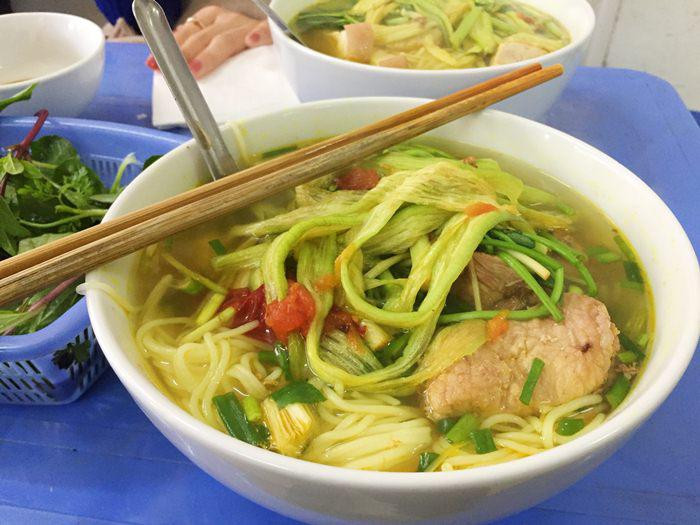 Bún ở quán gồm các món: bún lưỡi, bún sườn, bún móng giò, với giá từ 40.000-80.000 nghìn đồng/ bát, tùy theo yêu cầu của khách.
