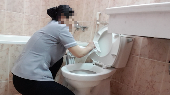 Đáng nói hơn, sau khi nhân viên phục vụ sử dụng bàn chải để chải bồn rửa mặt xong thì lại dùng bàn chải ấy để cọ…bồn cầu. Ảnh: Sohu.