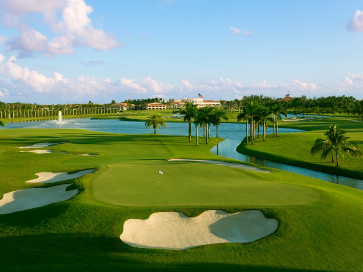 Câu lạc bộ golf của ông Donald Trump tại Miami, Florida bao gồm 4 sân golf, sân tennis, spa và một khách sạn sang trọng.