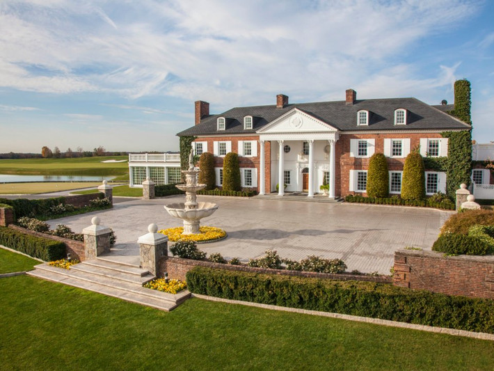 Ở Bedminster, New Jersey câu lạc bộ golf của Tổng thống Trump rộng trên 600 mẫu Anh và bao gồm hai sân golf 18 lỗ, sân tennis, hồ bơi và trung tâm thể dục.