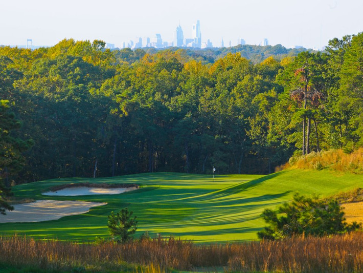 Tại đồi thông New Jersey, câu lạc bộ bao gồm sân golf 18 lỗ, nhà câu lạc bộ rộng 3.994 mét vuông và khu phức hợp bể bơi.